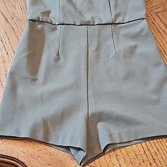 Sage green romper size S Romeo +Juliet Couture NWT - Picture 3 of 10